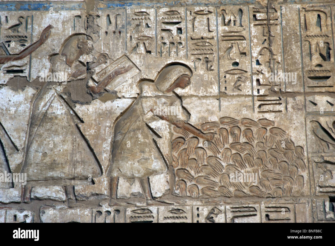 Tempio di RamsesIII. Funzionari contando le mani separate di nemici uccisi in azione per conoscere le vittime nella fila nemiche. Foto Stock