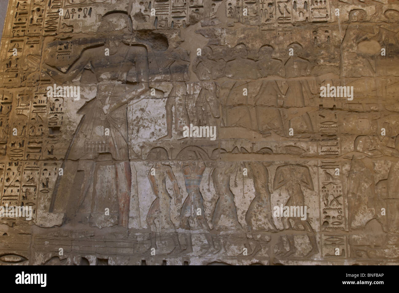 Tempio di Ramses III. Prisonera della guerra. Nuovo Regno. (1550-1069 b.C). Xx dinastia. Tebe. Medinet-Habou. L'Egitto. Foto Stock