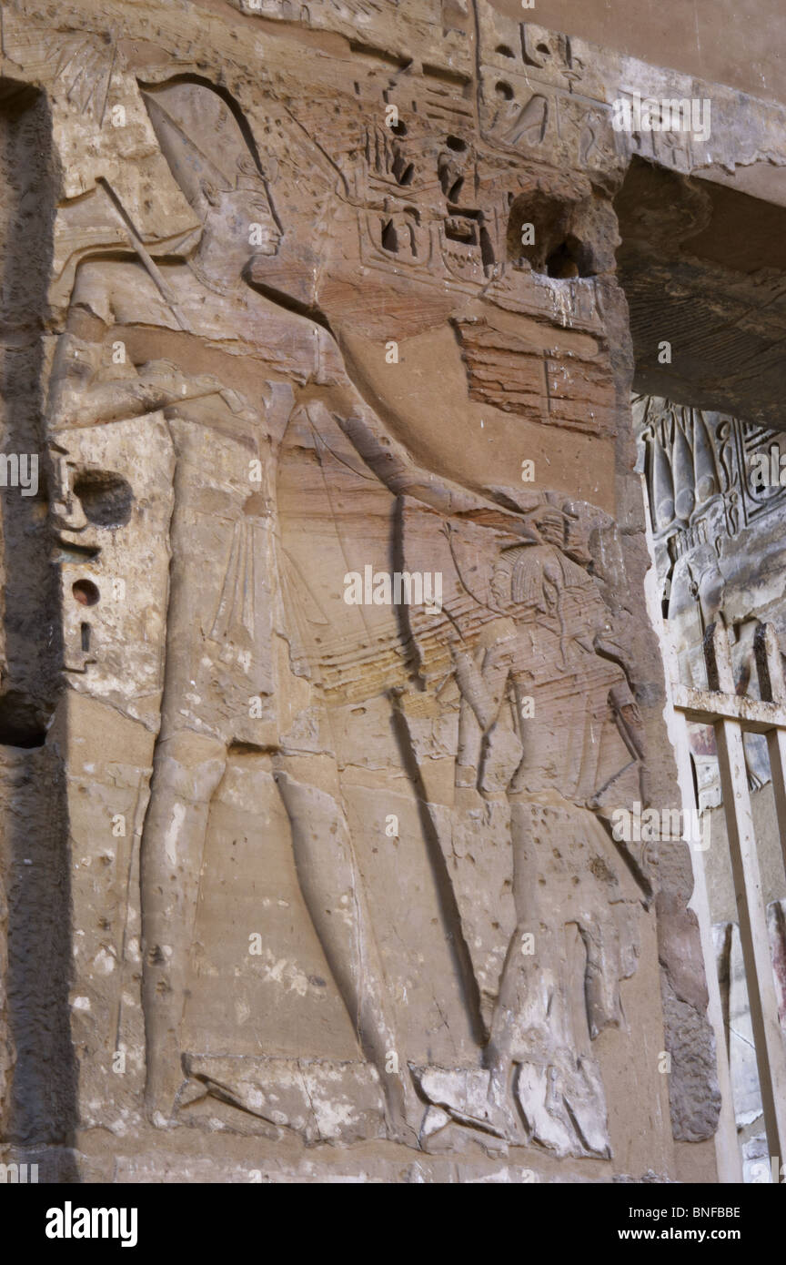 Tempio di Ramses III. Il faraone Ramses III vittorioso con prigionieri di guerra. L'Egitto. Foto Stock