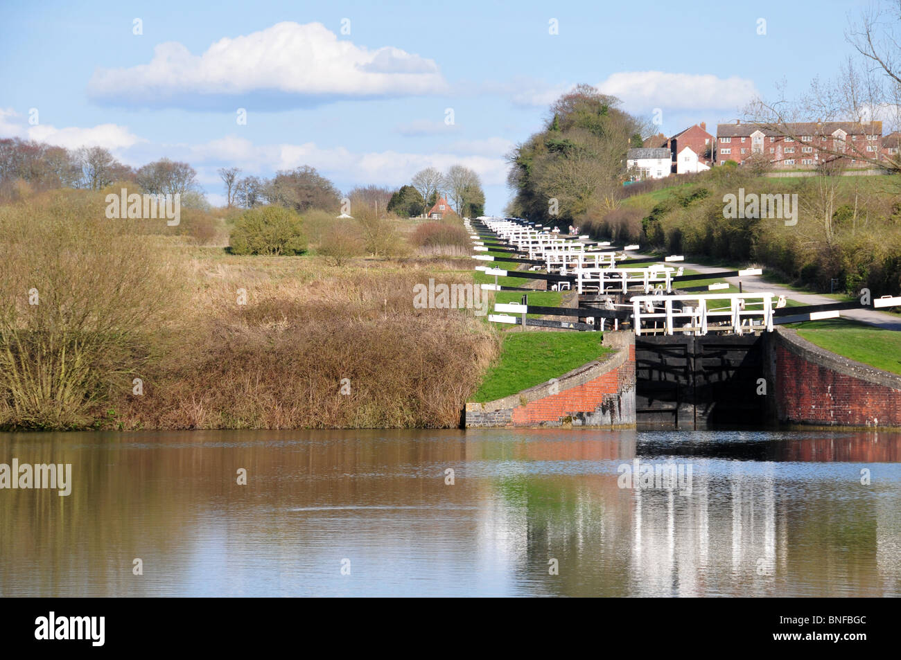 Caen Hill serrature, un volo di 16 blocca sul Kennet and Avon Canal vicino a Devizes, Wiltshire Foto Stock