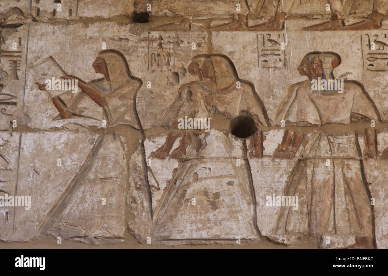 Tempio di Ramses III. Rilievo raffigurante alti funzionari. L'Egitto. Foto Stock