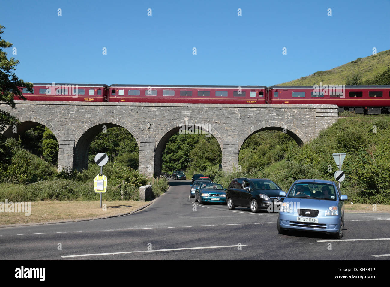 Carrozze ferroviarie attraversare il viadotto ferroviario, parte di rampa di Swanage linea, a Corfe Castle, Dorset, Regno Unito. Giugno 2010 Foto Stock