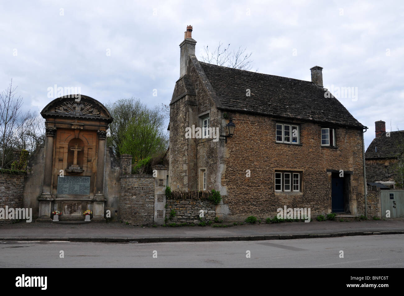 Memoriale di guerra e la casa, Lacock, Wiltshire Foto Stock