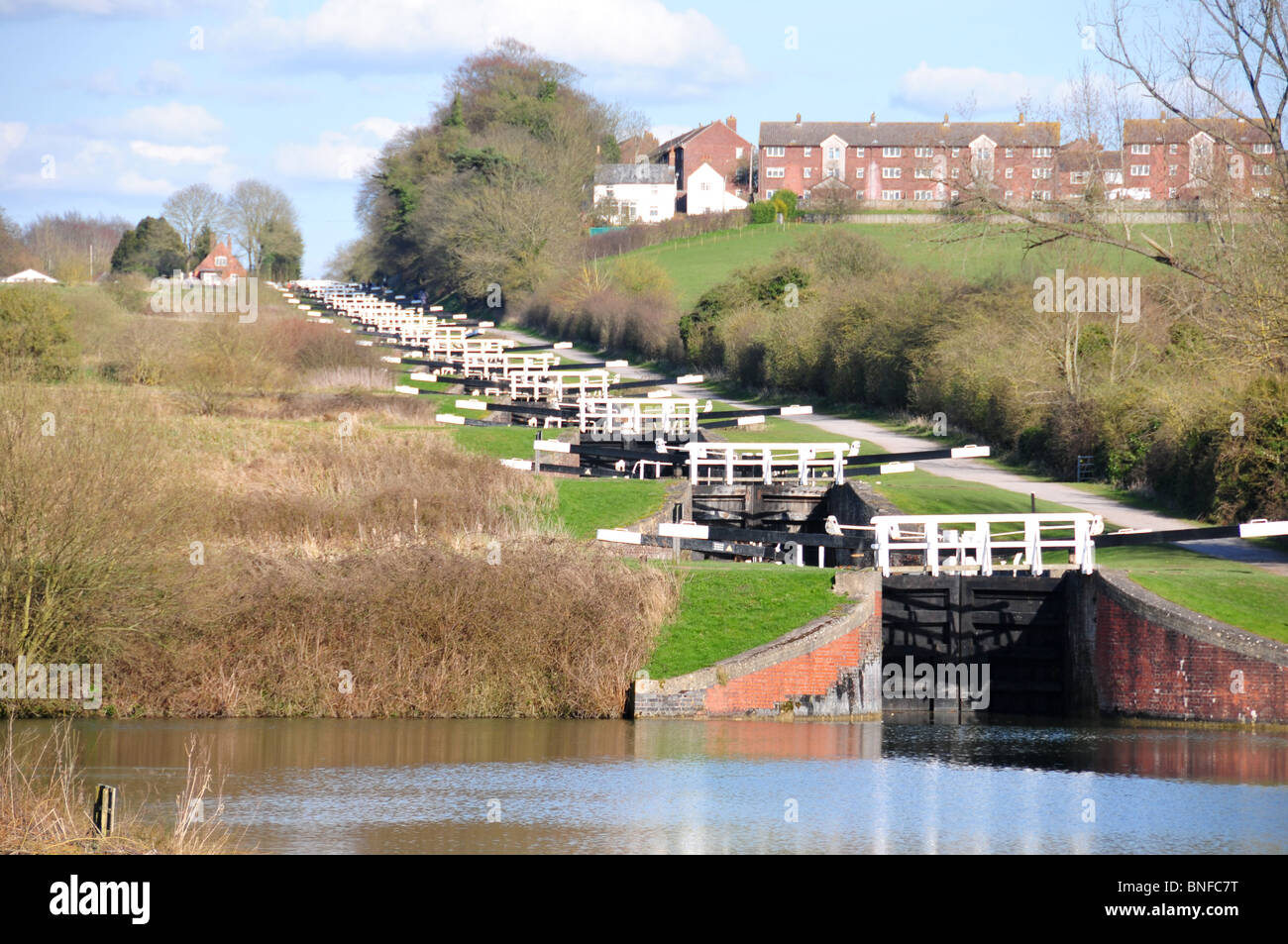 Caen Hill serrature, un volo di 16 blocca sul Kennet and Avon Canal vicino a Devizes, Wiltshire Foto Stock