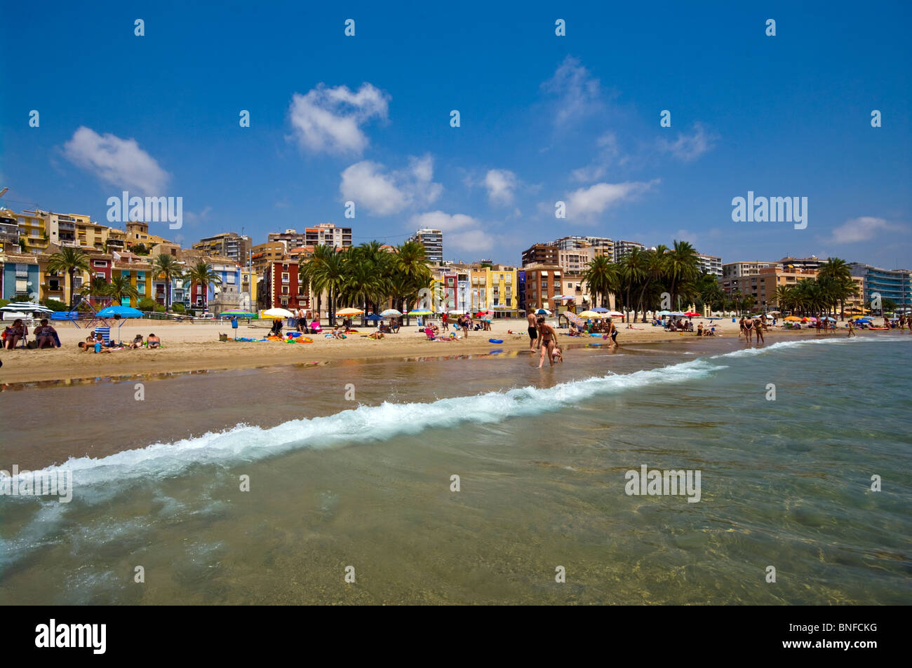 La spiaggia di Villajoyosa Spagna con colorati edifici in stile moresco e Alberghi in background Foto Stock