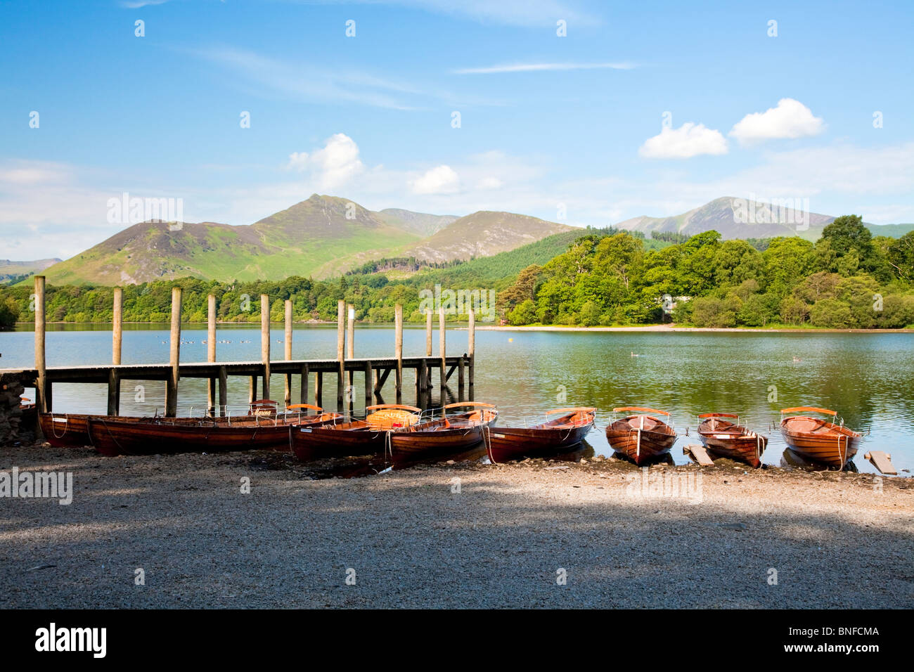 Noleggiare barche a remi ormeggiate lungo la riva di Derwent Water,a Keswick nel Parco Nazionale del Distretto dei Laghi,Cumbria,l'Inghilterra,UK Foto Stock