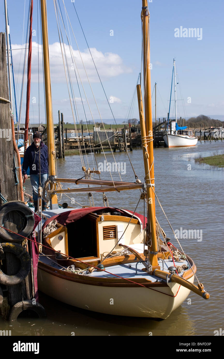 Una barca di legno costruito da David Moss ormeggiata lungo il suo jetty di Skippool Creek, Lancashire Foto Stock