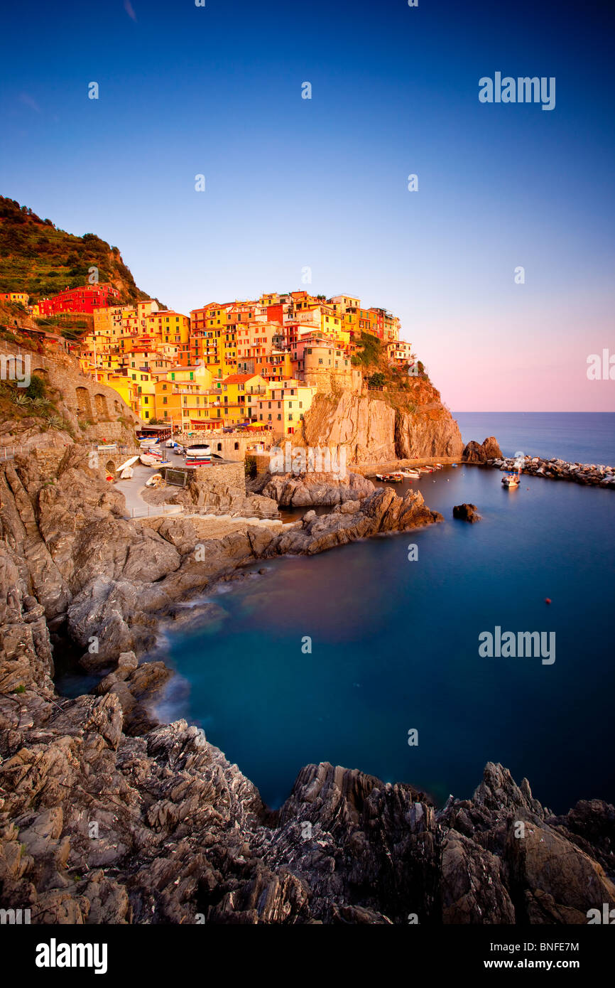 Ultima luce del tramonto sul borgo collinare di Manarola nelle Cinque Terre Liguria Italia Foto Stock