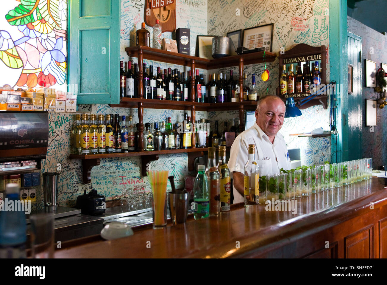 Barista mix cubani famosi mojitos utilizzando Havana Rum Foto Stock
