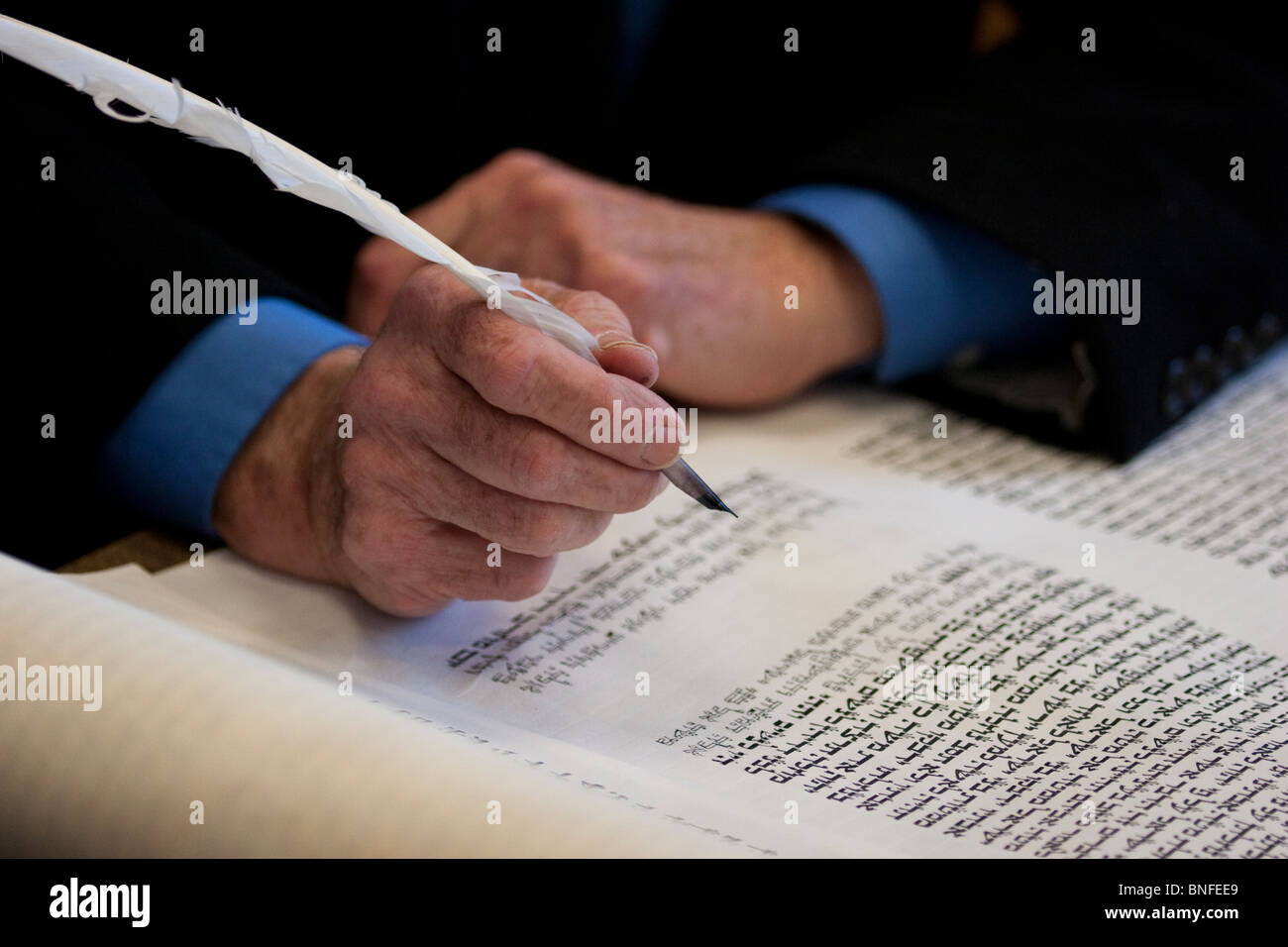 Utilizzando gli inchiostri kosher, pergamena e piuma penna, un sofer crea una nuova Torah per una Congregazione Ebraica nella periferia di Washington, D.C. Foto Stock