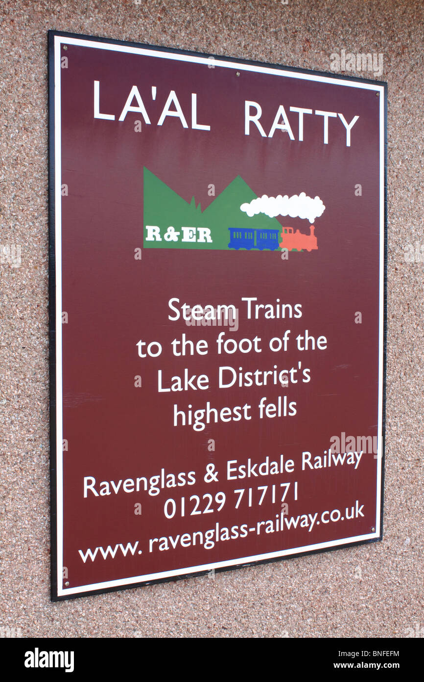 Segno per il 'La'al' Ratty linea, Ravenglass & Eskdale treno alla stazione di Ravenglass, Cumbria, Inghilterra Foto Stock