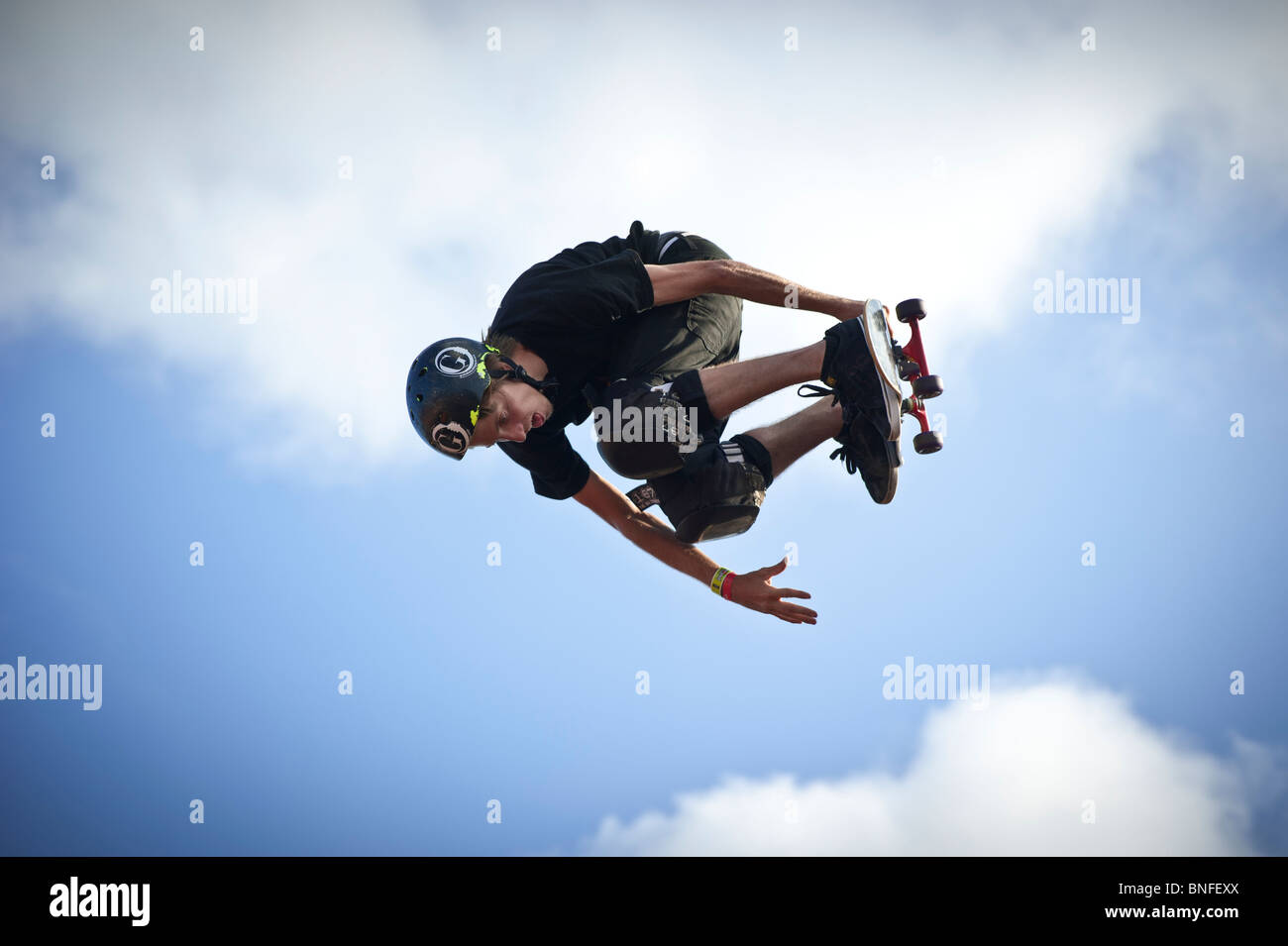 Lo skateboarder professionista di saltare in aria. Foto Stock