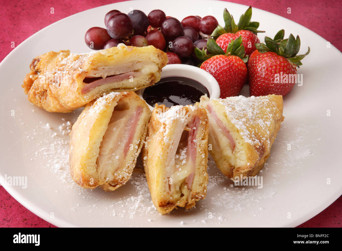 Monte Cristo panino e frutta Foto Stock