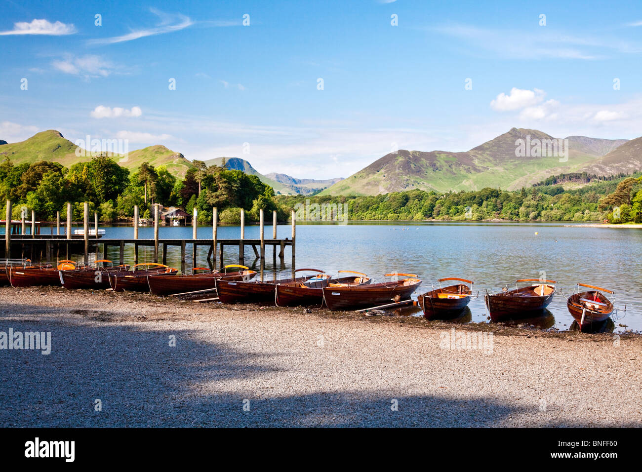 Noleggiare barche a remi ormeggiate lungo la riva di Derwent Water,a Keswick nel Parco Nazionale del Distretto dei Laghi, Cumbria, England, Regno Unito Foto Stock