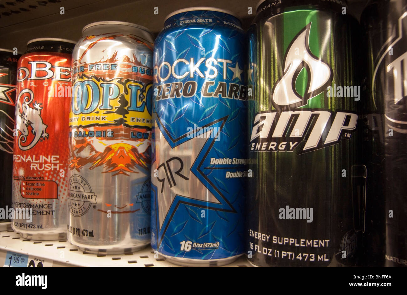 Le bevande energetiche su uno scaffale di supermercato in New York Foto Stock
