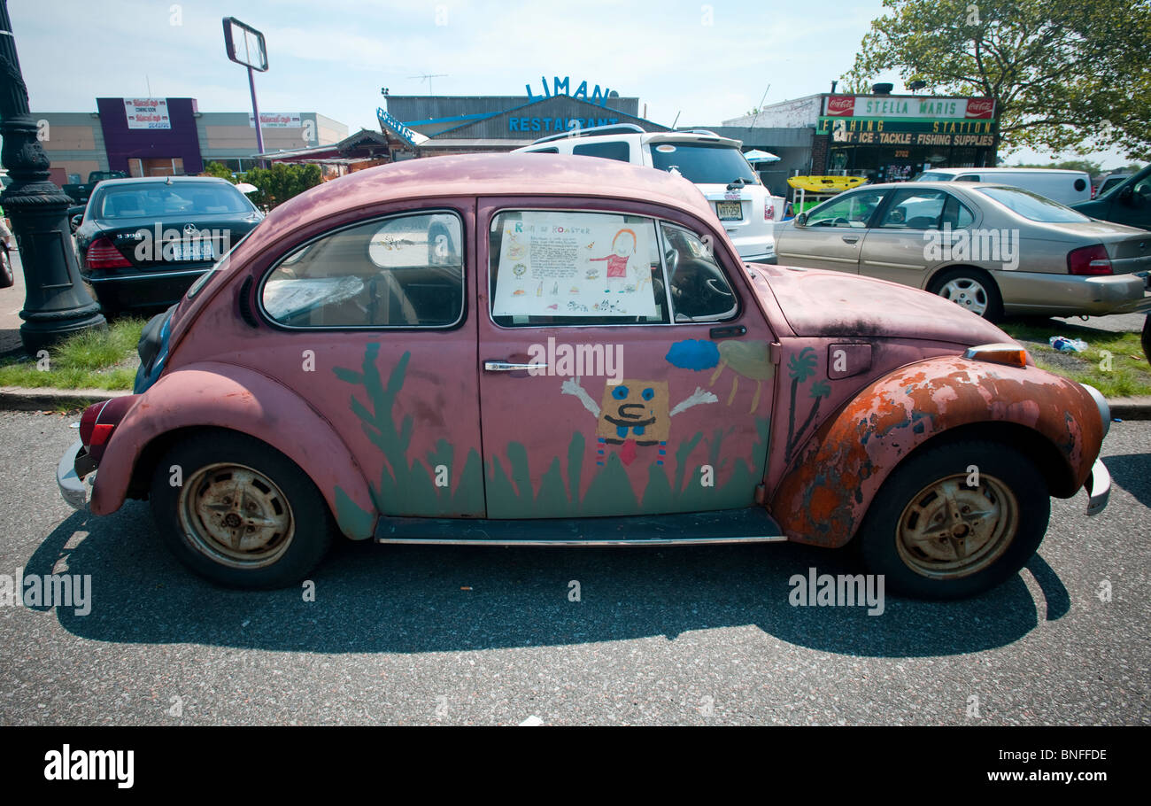 Un classico ma picchiati Volkswagon beetle è visto parcheggiato di Brooklyn a New York Foto Stock