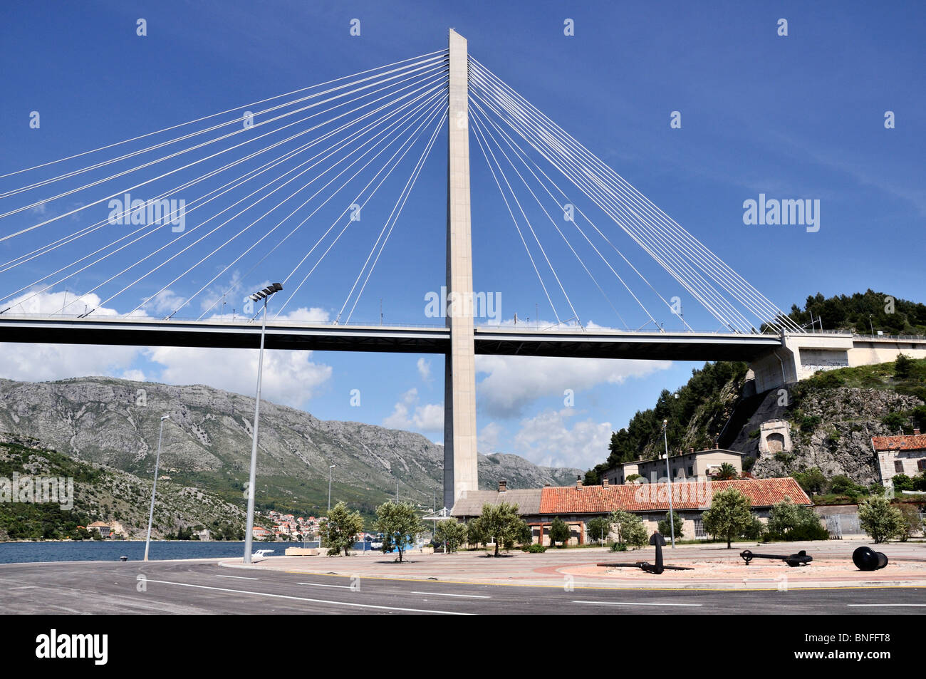 L'elegante Franjo Tudman ponte asimmetrico pilone unico soggiorno ponte del cavo che è di oltre 1599 piedi lungo, Gruz, Dubrovnik Foto Stock