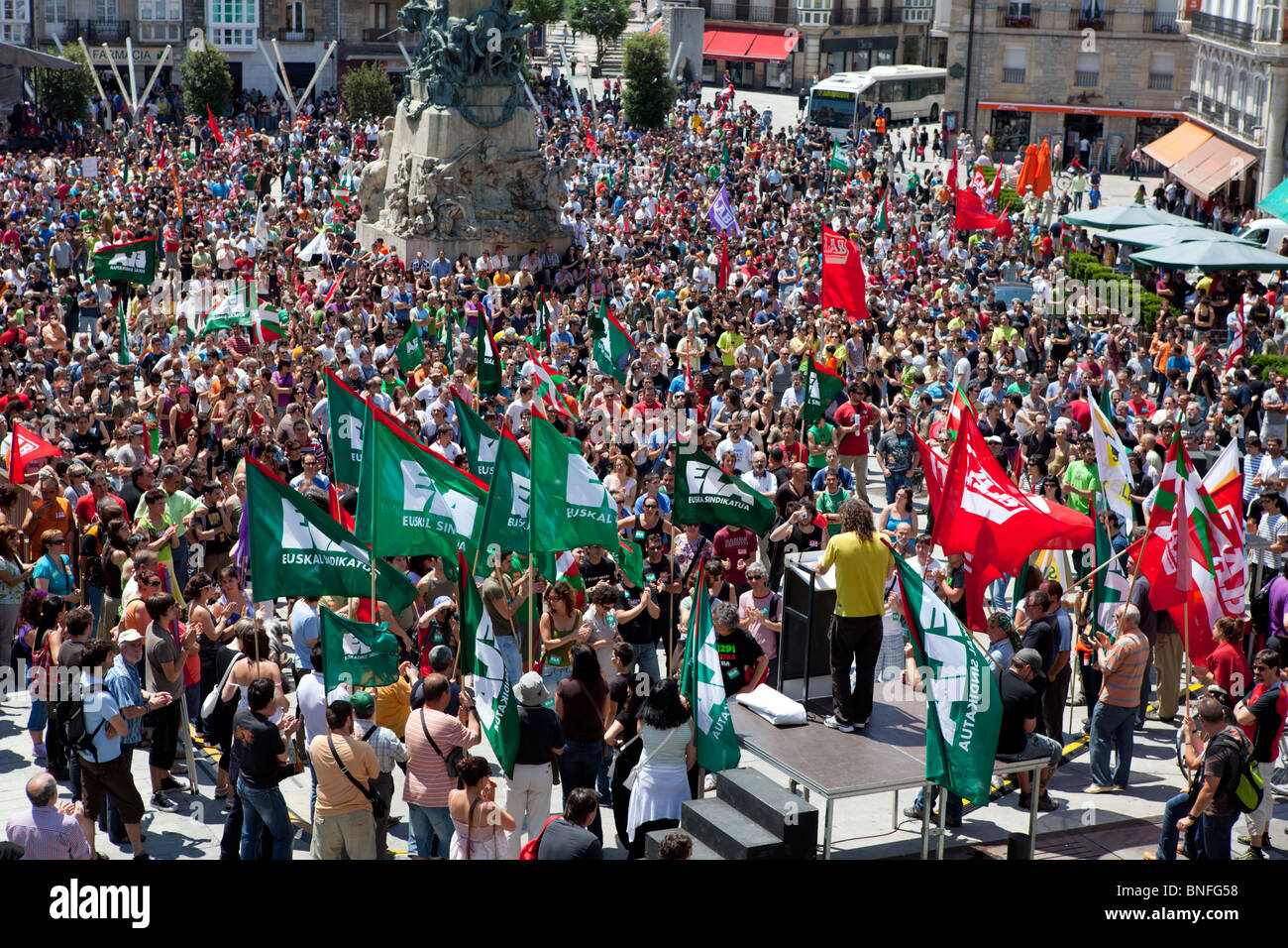 Una grande folla di scioperanti unisce lo sciopero generale in Vitoria-Gasteiz su Giugno 29th. Foto Stock