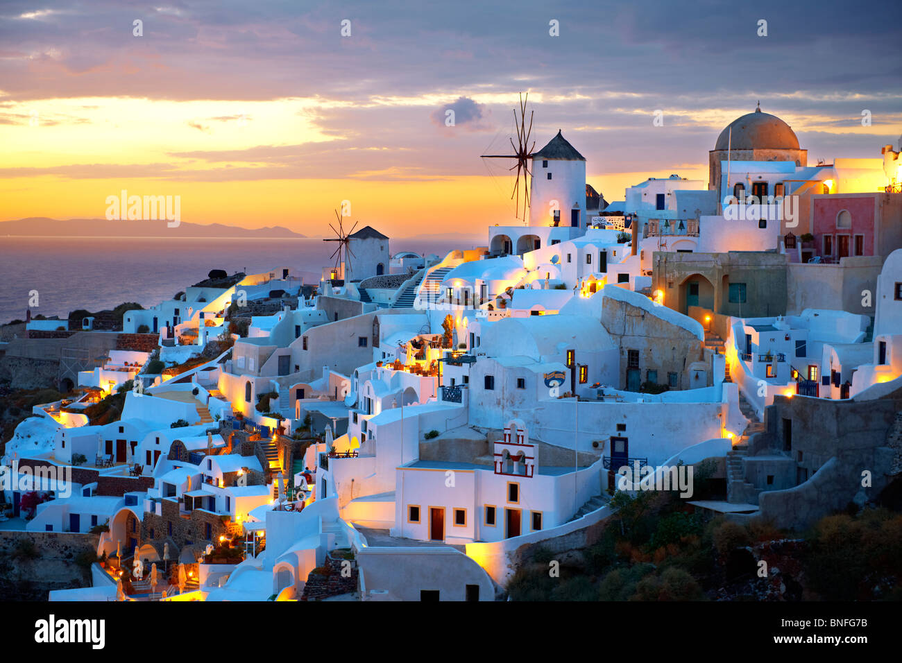 Oia ( Ia ) Santorini - Mulini a vento e la città al tramonto, greco isole Cicladi - foto, foto e immagini Foto Stock