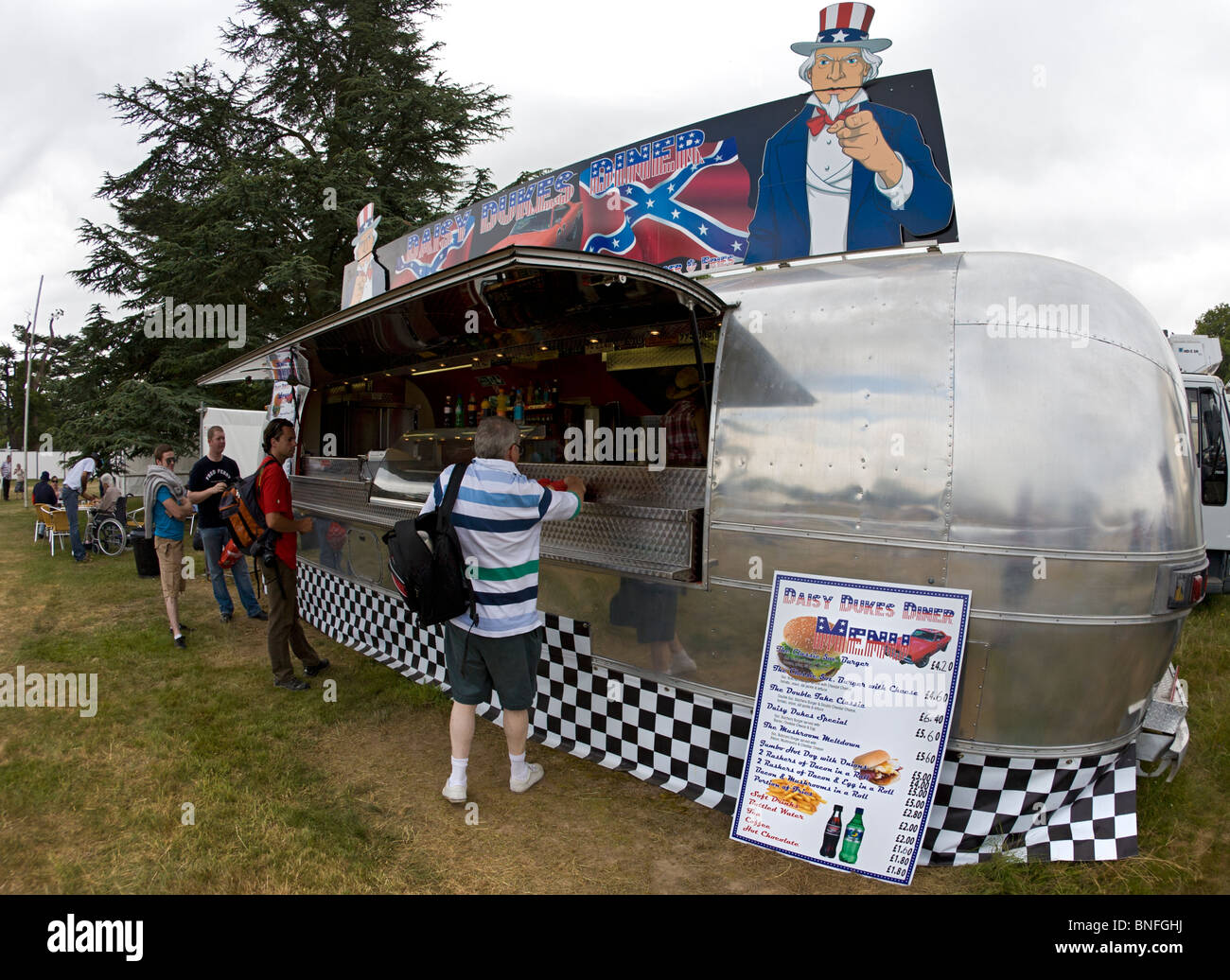 Streamliner caravan utilizzati come uno stile americano fast food Burger bar al 2010 Goodwood Festival of Speed, Sussex, England, Regno Unito Foto Stock