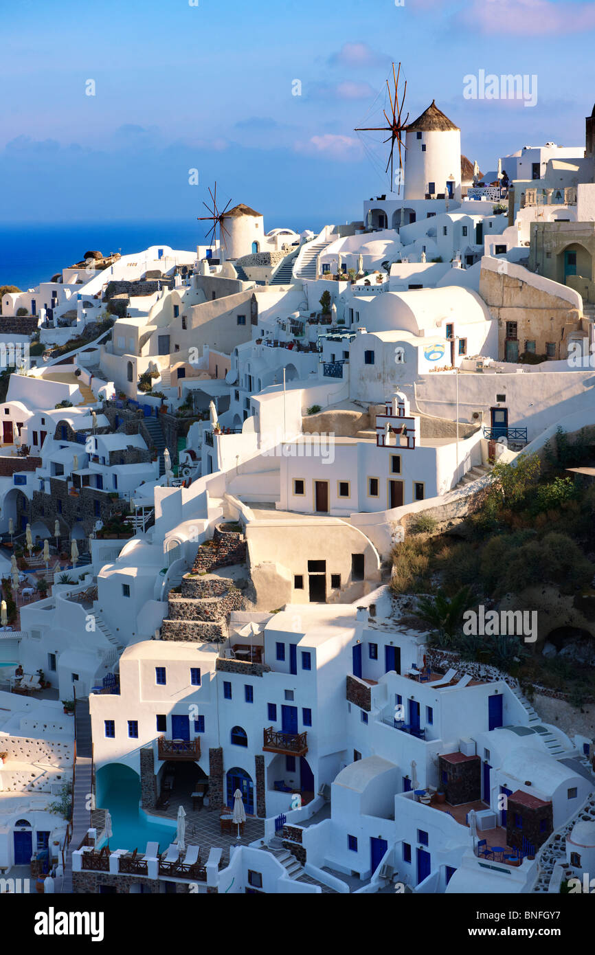 Tradizionali case e mulini a vento di oia Santorini ( Thira ) Isola Grecia Foto Stock