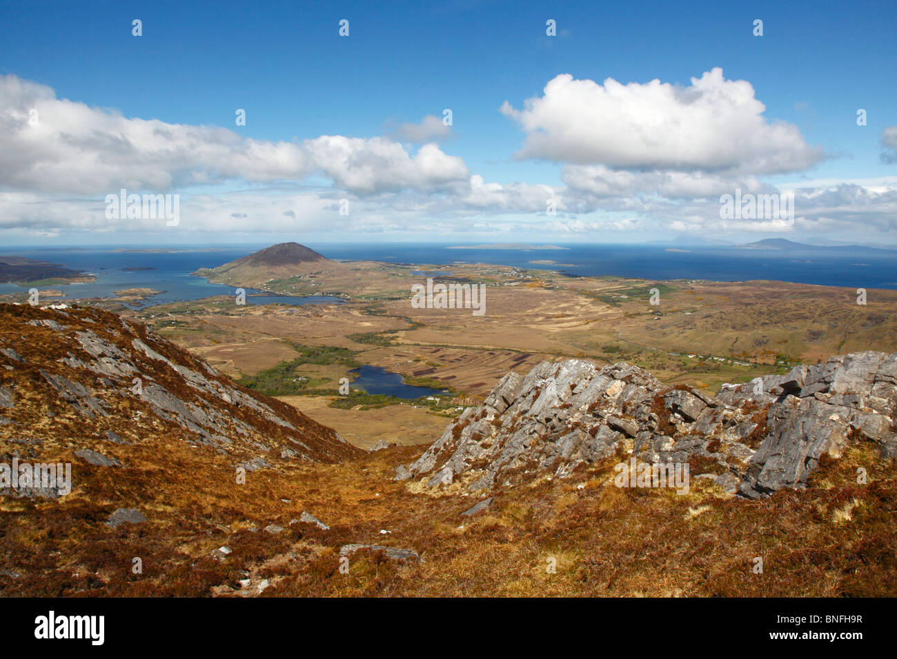 Vista del porto di Ballynakill dal Diamond Hill percorso,Letterfrack,Parco Nazionale del Connemara,l'Irlanda occidentale,l'Eire. Foto Stock