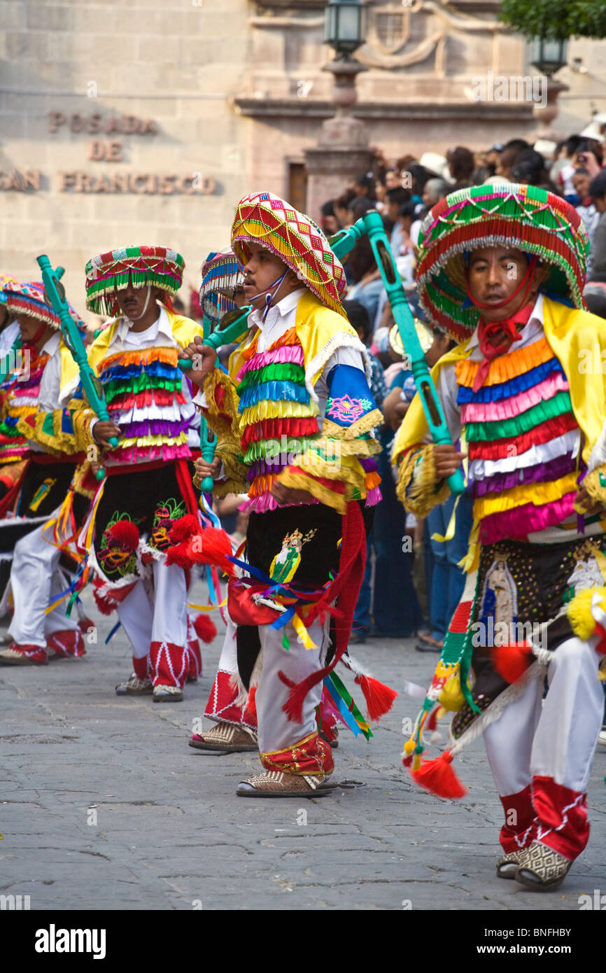 Danze tribali troupes provengono da tutte le parti del Messico presso Independence Day PARADE - SAN MIGUEL DE ALLENE MESSICO Foto Stock