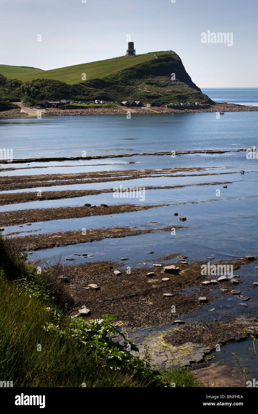 Kimmeridge Bay e Clavell Tower con la bassa marea. Dorset, Regno Unito. Foto Stock