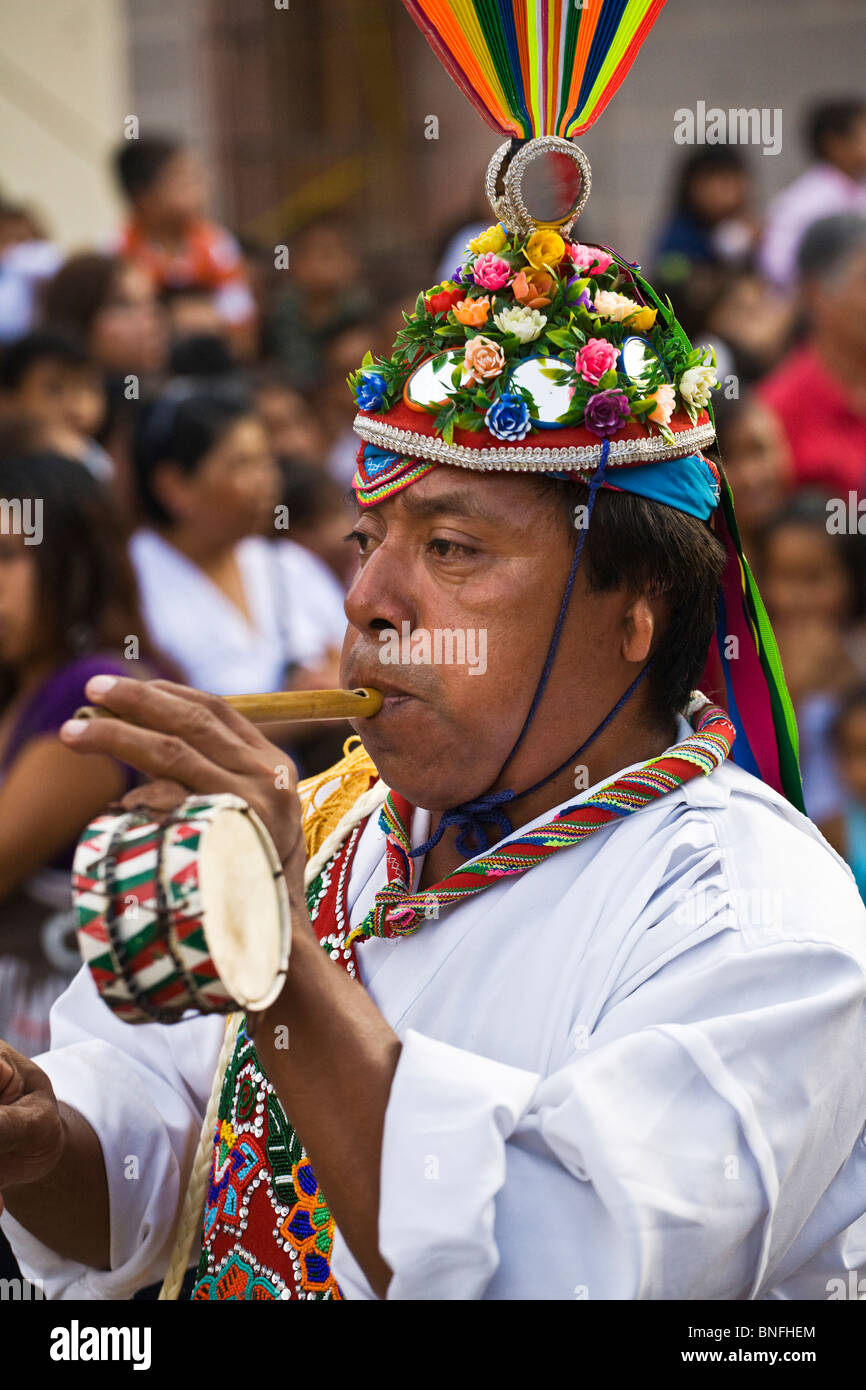 Danze tribali troupes provengono da tutte le parti del Messico presso Independence Day PARADE - SAN MIGUEL DE ALLENE MESSICO Foto Stock