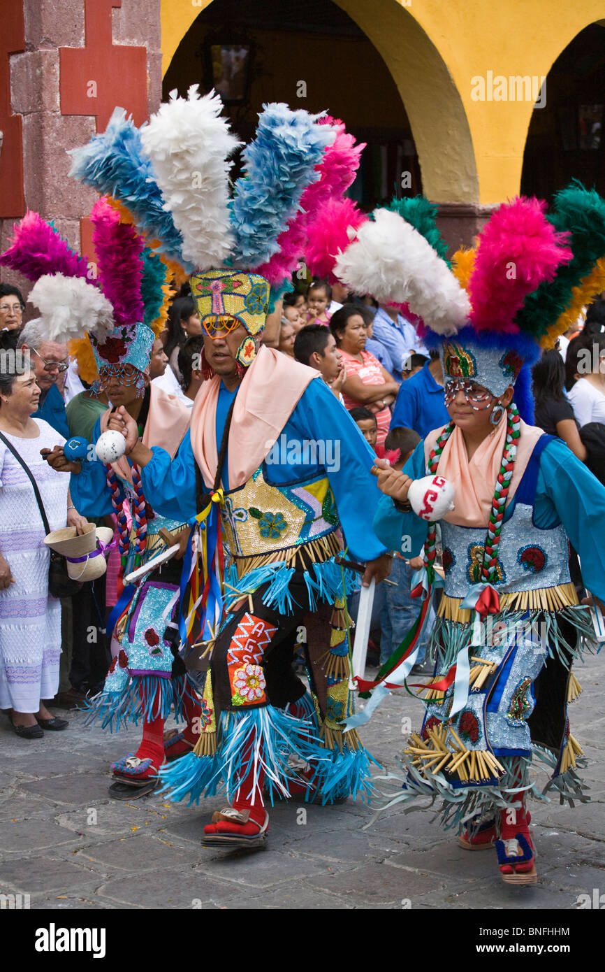 Danze tribali troupes provengono da tutte le parti del Messico presso Independence Day PARADE - SAN MIGUEL DE ALLENE MESSICO Foto Stock