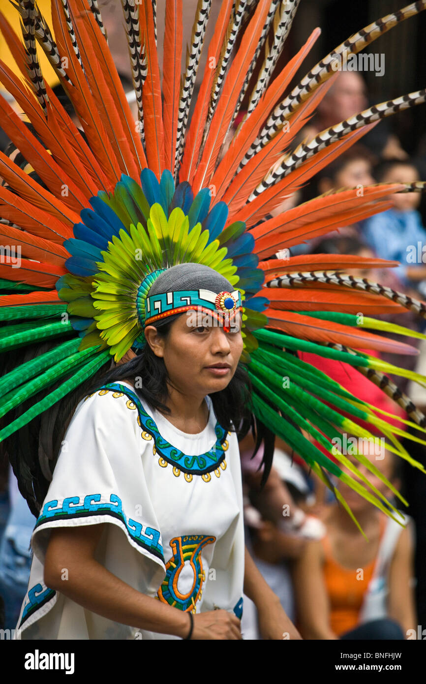 Danze tribali troupes provengono da tutte le parti del Messico presso Independence Day PARADE - SAN MIGUEL DE ALLENE MESSICO Foto Stock