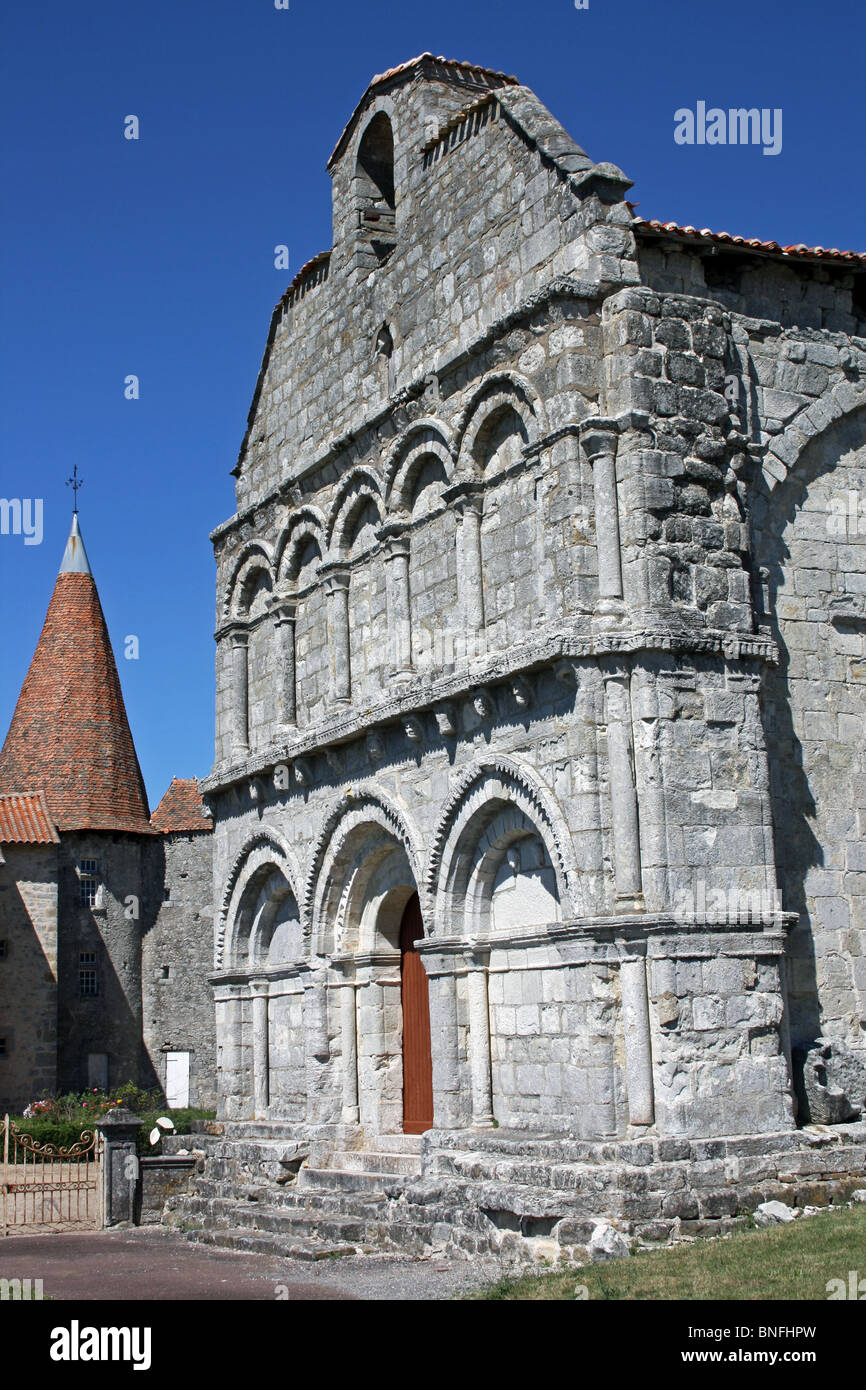 Chiesa di Ste Sulpice, a Chillac, SW Francia, vista obliqua della facciata ovest. Foto Stock