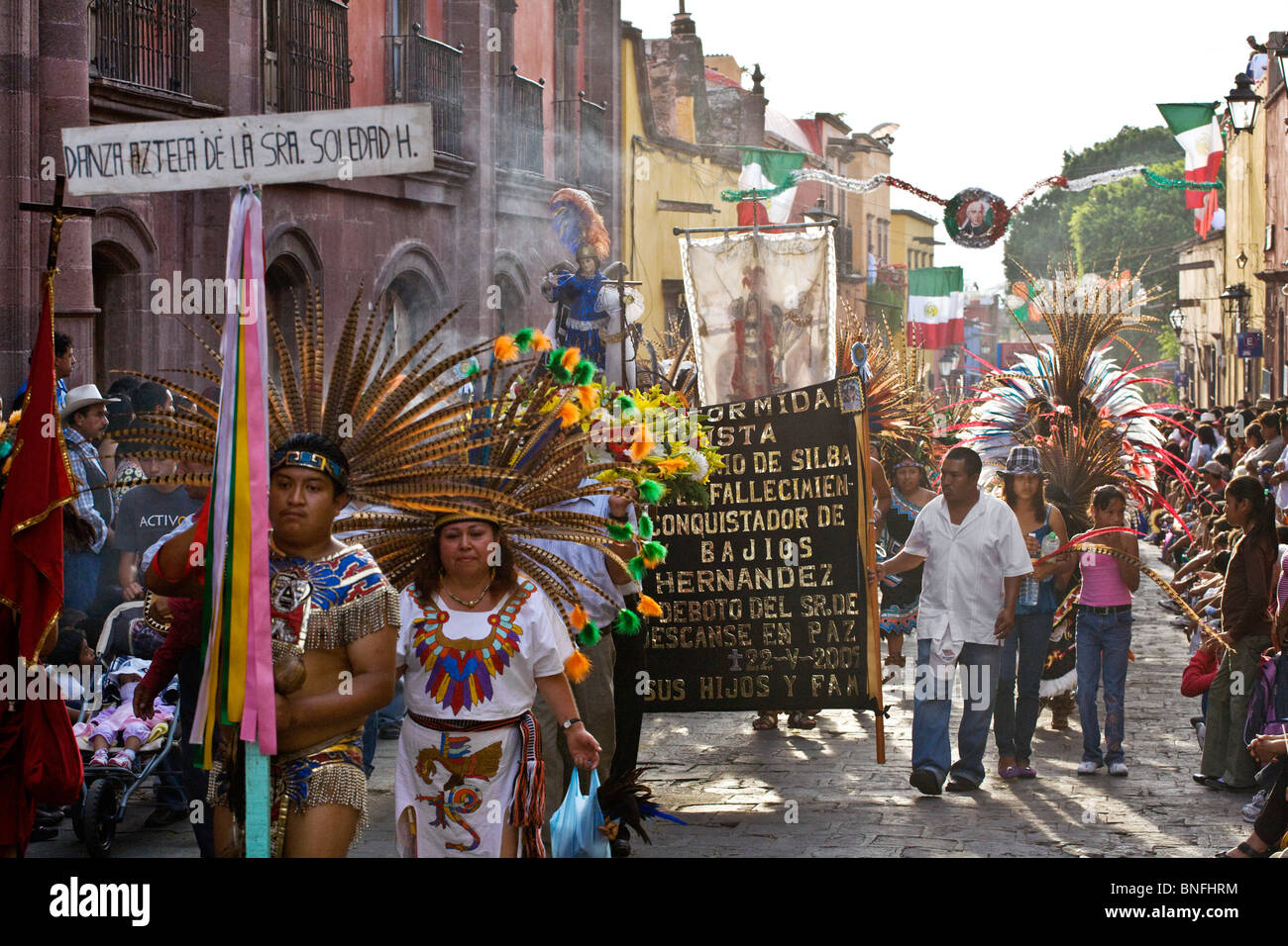 Selvaggina di penna partecipanti in costume nell'annuale Giorno Di Indipendenza parata tenutasi il 16 settembre - San Miguel De Allende, Messico Foto Stock