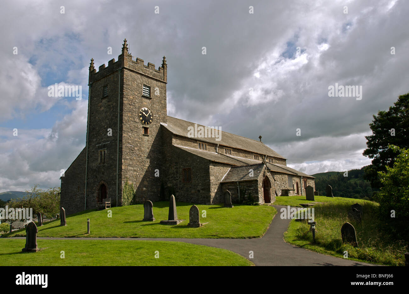 San Michele e Tutti gli Angeli chiesa costruita 1500 Annuncio Hawkshead Lake District Cumbria Inghilterra England Foto Stock
