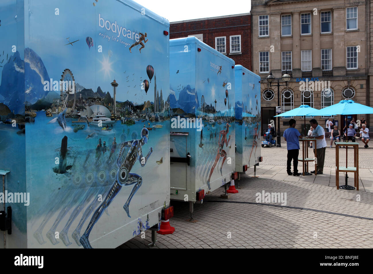 Godersi la vita più lunghi del settore sanitario privato la scansione la gente di vendite in Stafford centro città Foto Stock