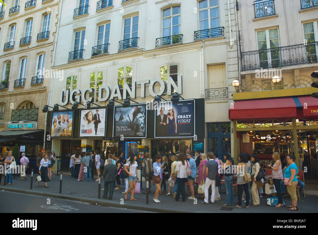 Donne queing per vedere un film al di fuori di un cinema di Odeon a St-Germain-des-Pres Parigi Francia Europa Foto Stock