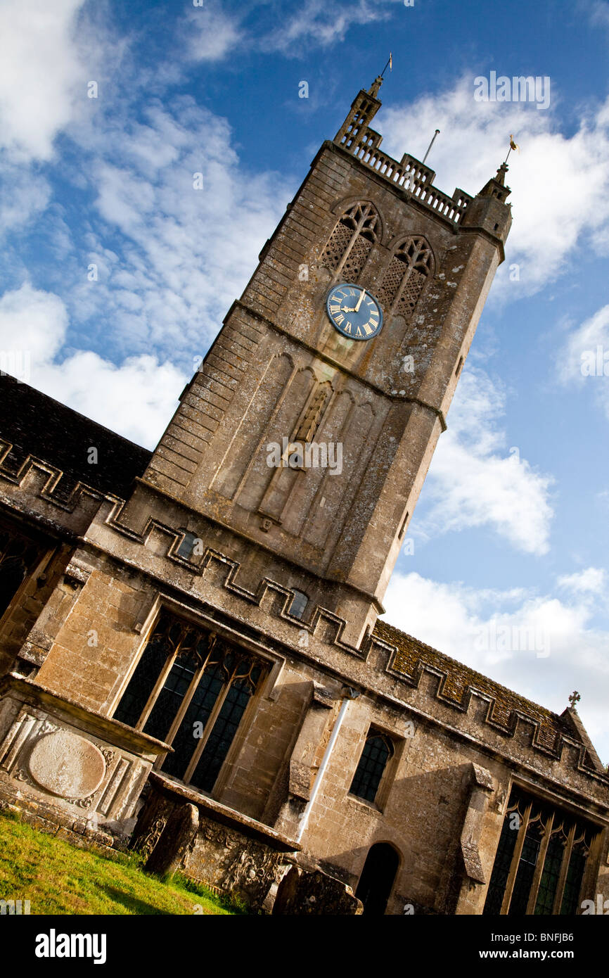 Torre campanaria della chiesa di Santa Croce a Sherston, Wiltshire, Inghilterra, Regno Unito Foto Stock