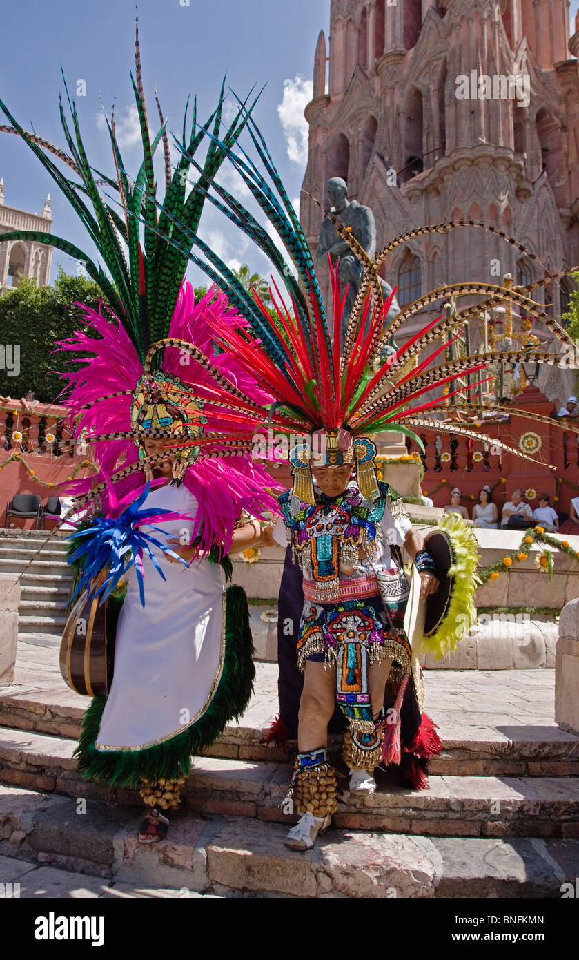 Dance troupes provengono da tutte le parti del Messico che rappresentano la loro regione NEL GIORNO di INDIPENDENZA PARADE - San Miguel De Allende Foto Stock