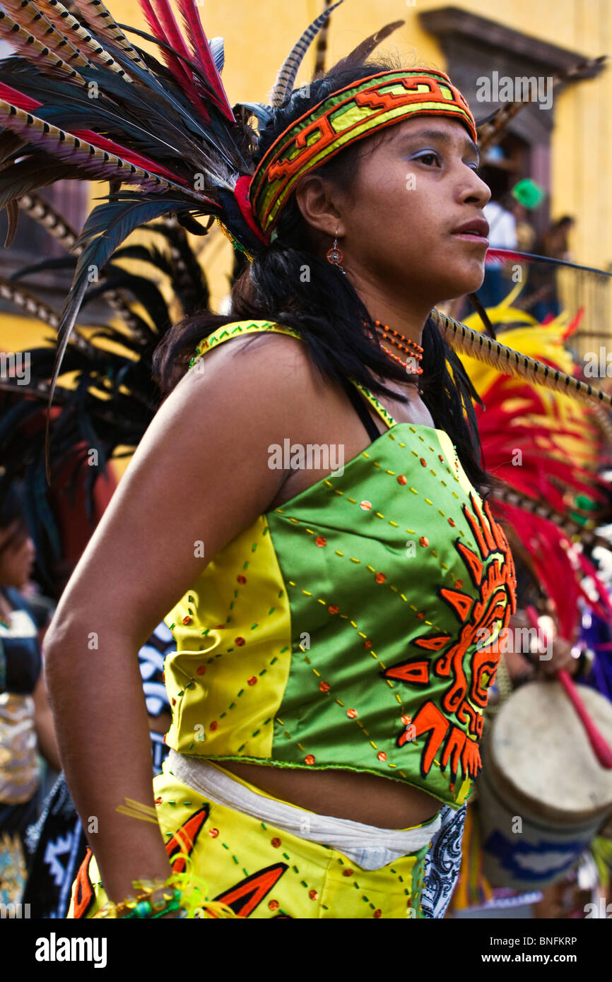 Danze tribali troupes provengono da tutte le parti del Messico presso Independence Day PARADE - SAN MIGUEL DE ALLENE MESSICO Foto Stock