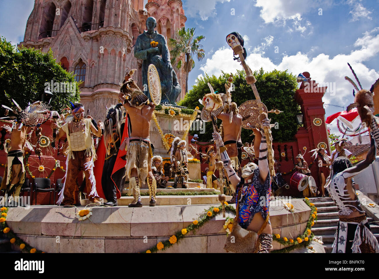 Dance troupes provengono da tutte le parti del Messico che rappresentano la loro regione NEL GIORNO di INDIPENDENZA PARADE - San Miguel De Allende Foto Stock
