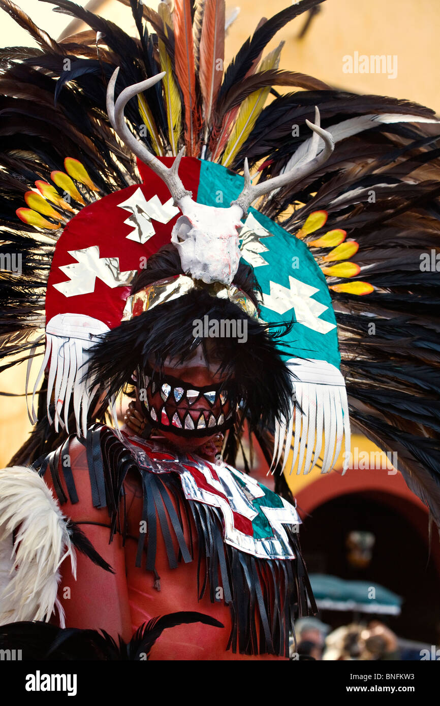 Danze tribali troupes provengono da tutte le parti del Messico presso Independence Day PARADE - SAN MIGUEL DE ALLENE MESSICO Foto Stock
