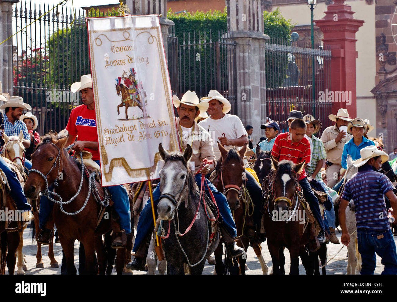 Cowboy messicano giro in città per avviare l'indipendenza annuale parata del giorno nel mese di settembre - San Miguel De Allende, Messico Foto Stock