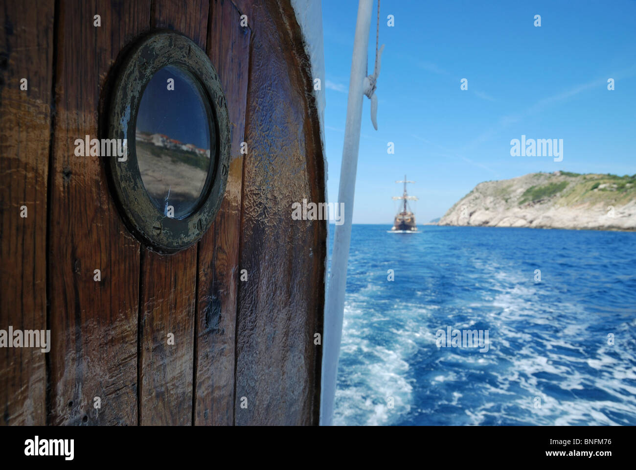 Un oblò sul piacere di una crociera in barca le isole Elafiti, costa dalmata, Croazia. Foto Stock