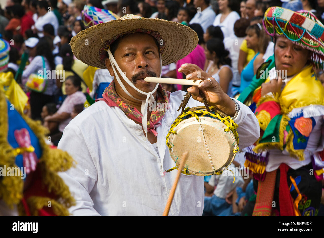 Danze tribali troupes provengono da tutte le parti del Messico presso Independence Day PARADE - SAN MIGUEL DE ALLENE MESSICO Foto Stock