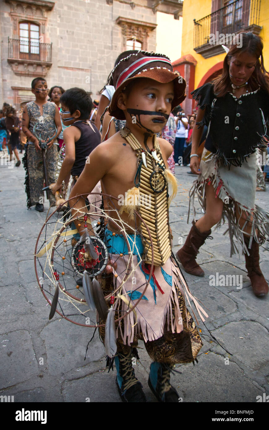 Danze tribali troupes provengono da tutte le parti del Messico presso Independence Day PARADE - SAN MIGUEL DE ALLENE MESSICO Foto Stock