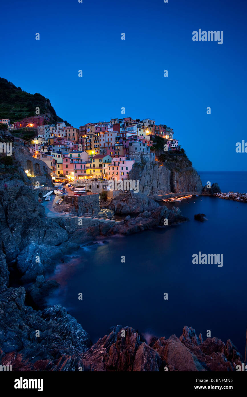 Crepuscolo in cima alla scogliera città di Manarola nelle Cinque Terre Liguria Italia Foto Stock