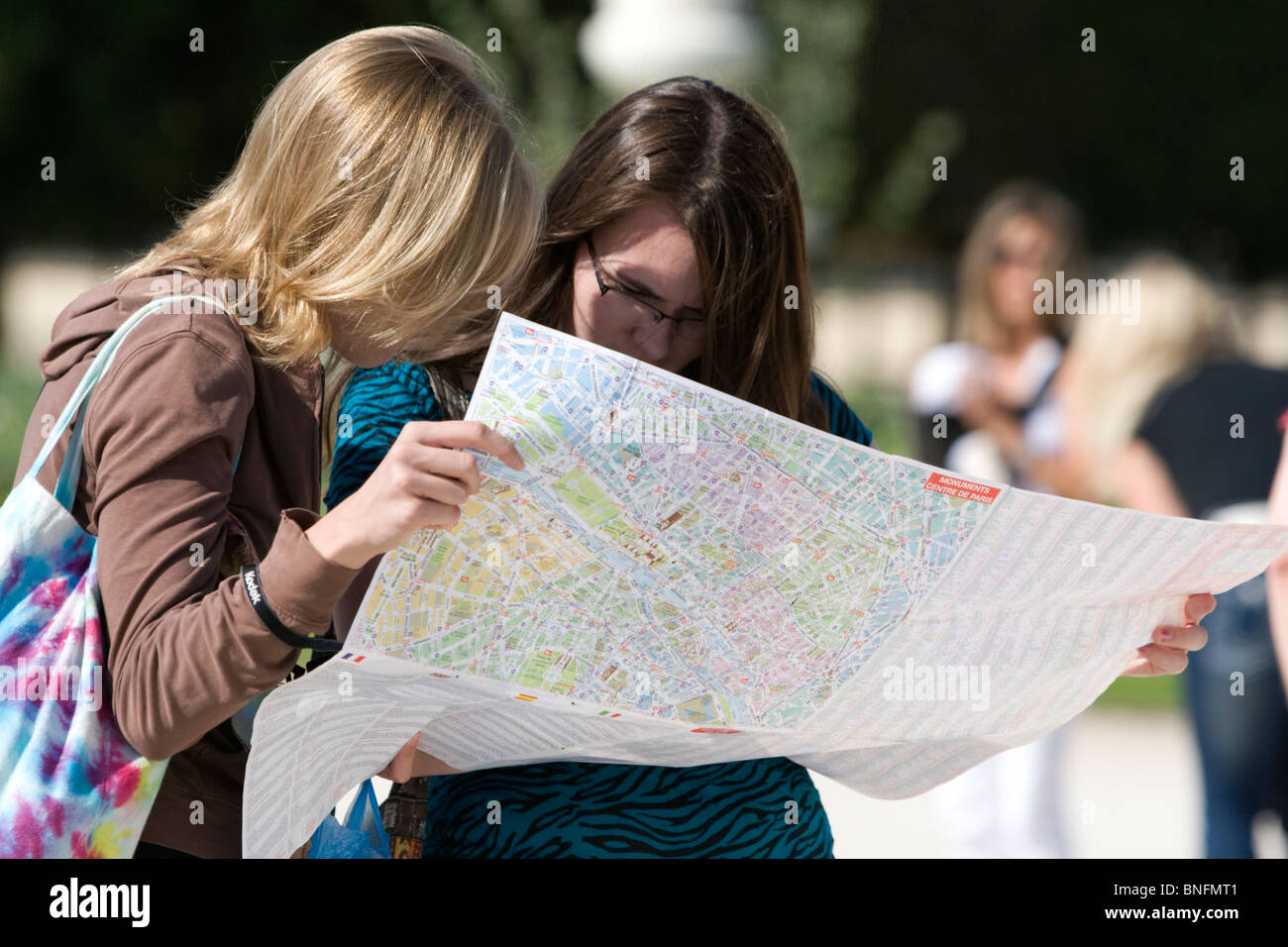 Escursionisti visualizza una mappa di Parigi presso il Giardino delle Tuileries vicino alla scuola del Louvre di Parigi, Francia. Foto Stock