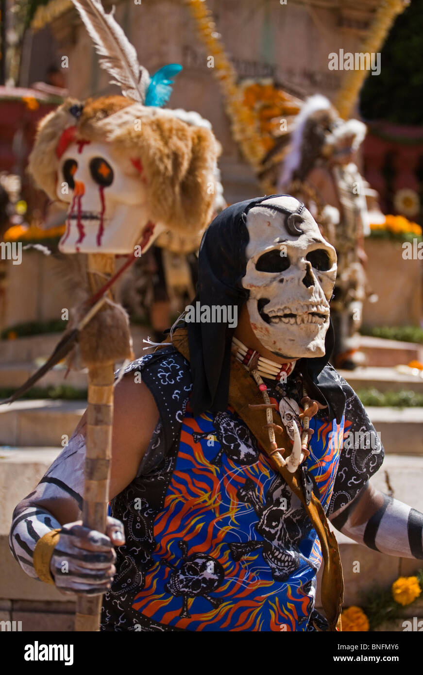 Dance troupes provengono da tutte le parti del Messico che rappresentano la loro regione NEL GIORNO di INDIPENDENZA PARADE - San Miguel De Allende Foto Stock