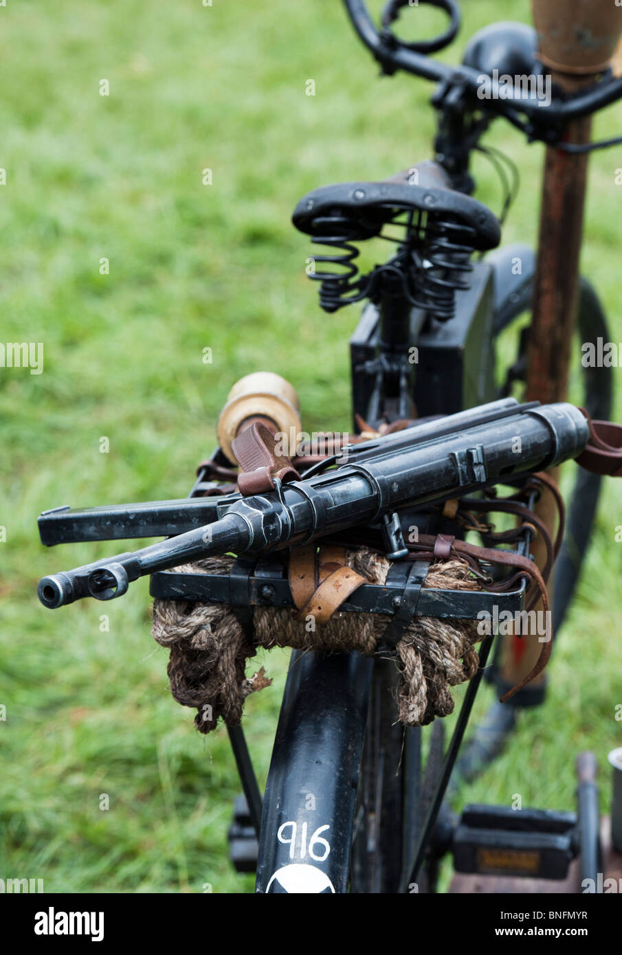 WW2 esercito tedesco soldati mitragliatrice MP40 sul retro di una bicicletta di guerra. Re storico la promulgazione. Foto Stock WW2 esercito tedesco soldati mitragliatrice MP40 sul retro di una bicicletta di guerra. Re storico la promulgazione. Foto Stock