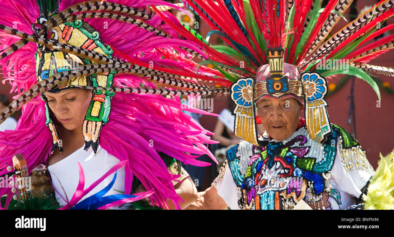 Dance troupes provengono da tutte le parti del Messico che rappresentano la loro regione NEL GIORNO di INDIPENDENZA PARADE - San Miguel De Allende Foto Stock